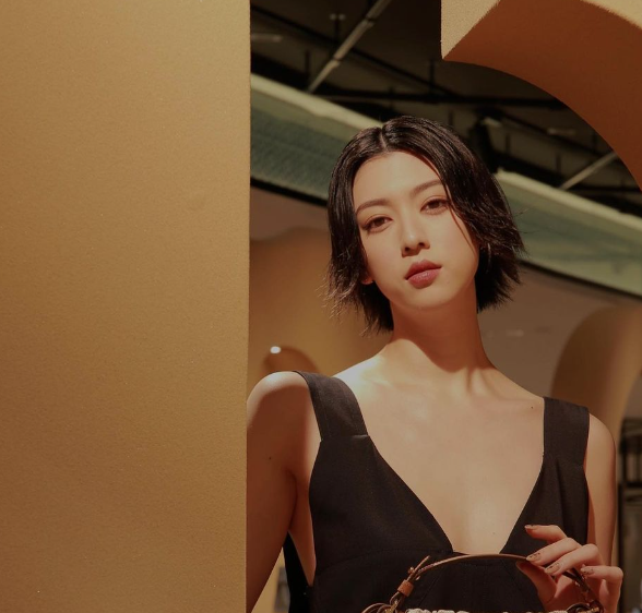 三吉彩花IG Followers達215.3萬(三吉彩花IG)