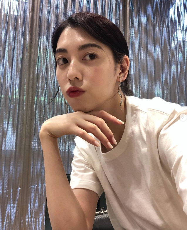 三吉彩花IG Followers達215.3萬(三吉彩花IG)