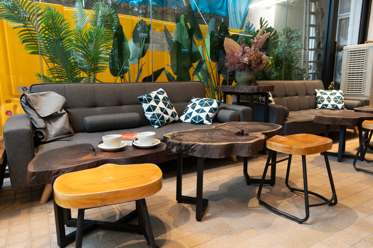 訪問當日正好下雨,權叔提著傘匆匆趕到時,便讚嘆咖啡店的裝修精緻。(攝:蘇文傑)