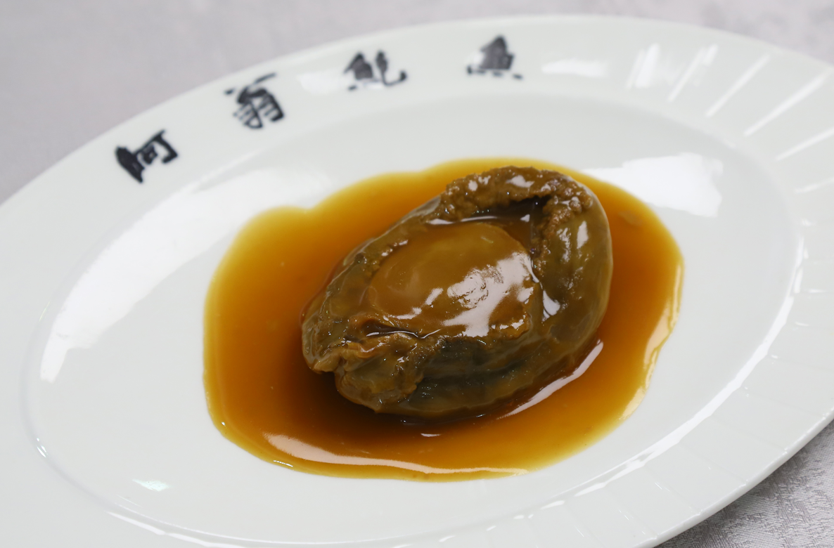 20頭的吉品鮑賣一隻少一隻,一刀切下會黏著刀身,吃落像一口煙韌爽彈的糖心蛋。(攝:羅錦鴻)