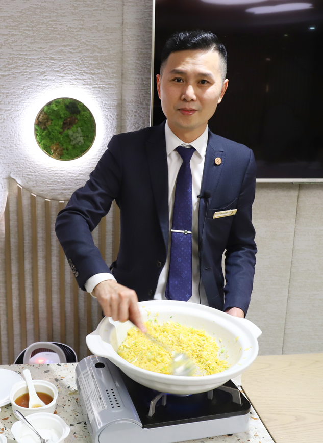 這些砂鍋製作的阿翁菜系全部學會最少要2年時, 聽Kelvin説當時自己還是部長時,翁生就會在落場時間教他炒飯。(攝:羅錦鴻)