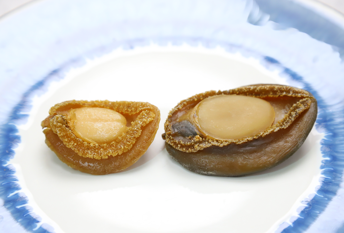 日本鮑魚在海嘯後價格不繼上升,但翁生仍堅持使用最好的日本吉品鮑及網鮑。(攝:羅錦鴻)