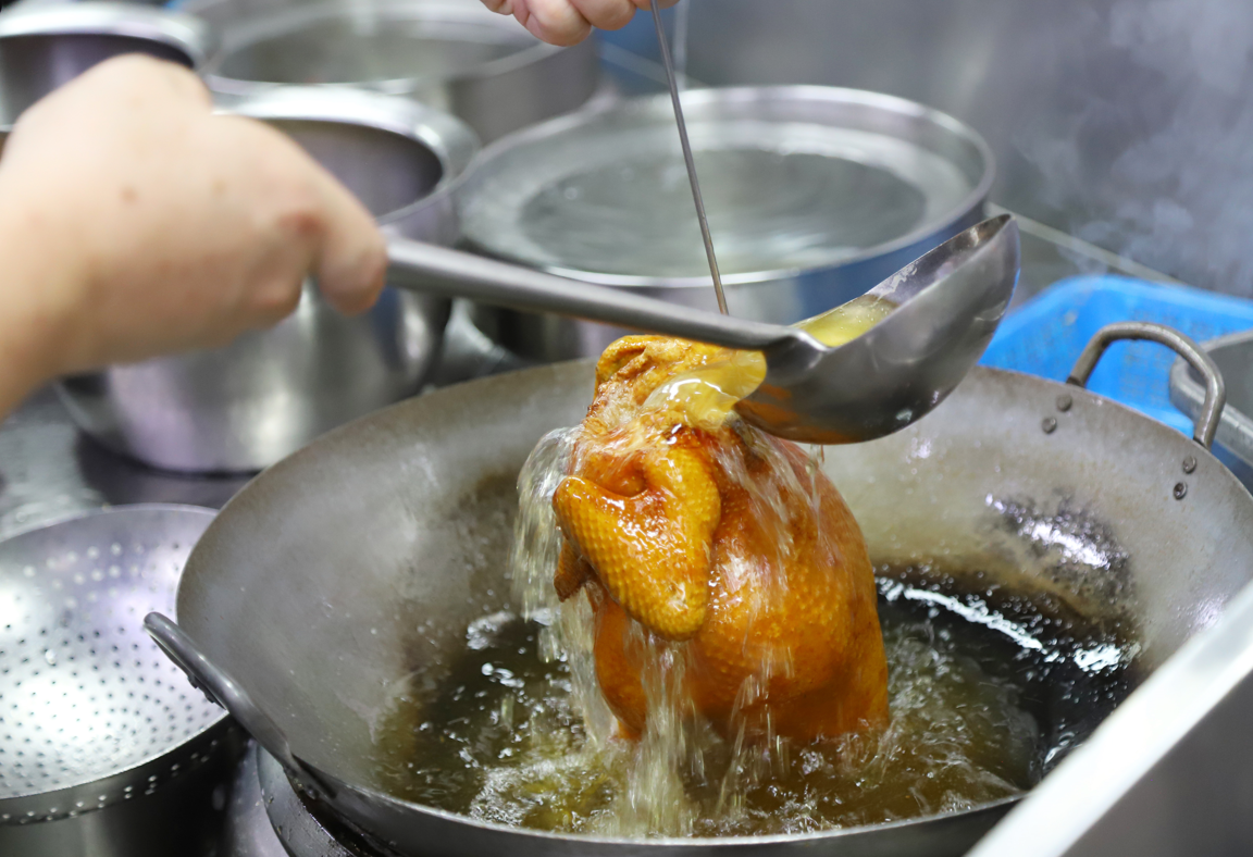 難怪阿翁小館的炸子雞,肉質彈牙白嫩,少許的暗色都沒有。(攝:羅錦鴻)