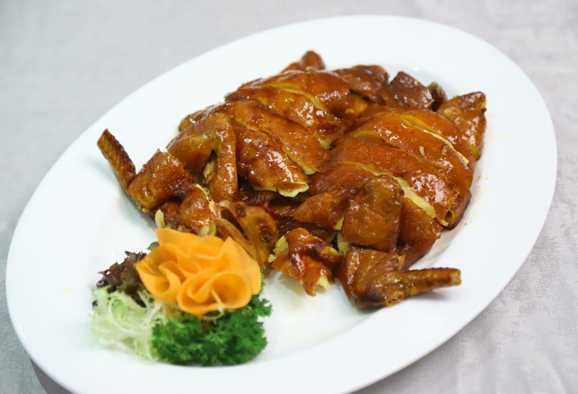 難怪阿翁小館的炸子雞,肉質彈牙白嫩,少許的暗色都沒有。(攝:羅錦鴻)