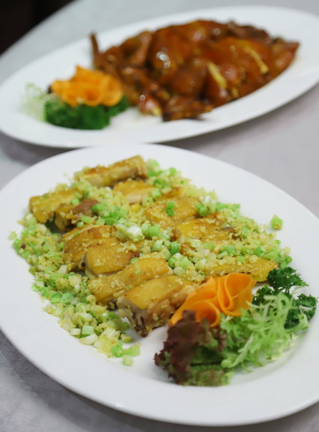 薑蔥煎雞最能體現岀阿翁小館,強調食材原味的原則:先把雞的大肥油去除,後不落油乾煎,再加上薑米和嫩蔥煎焗。(攝:羅錦鴻)