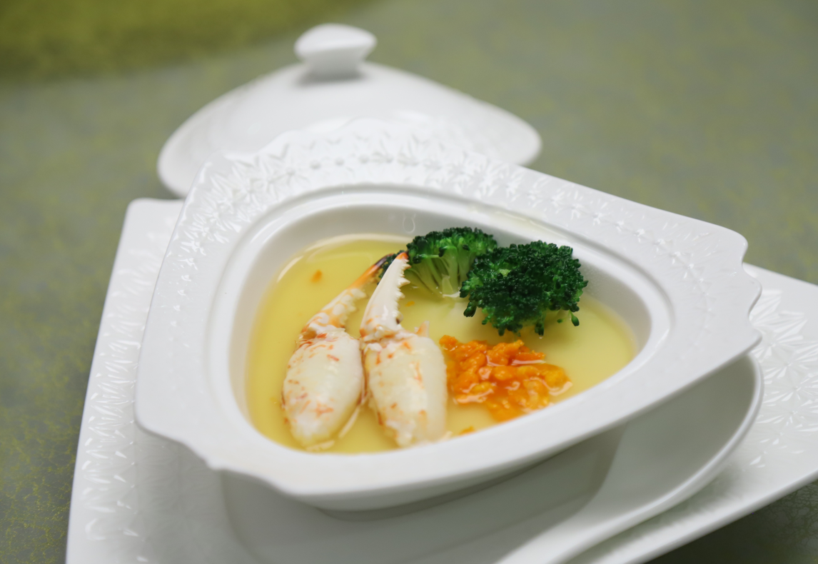 蛋白蒸鮮蟹鉗亦是阿翁名菜之一,一口味鮮而滑溜啖啖蟹肉十分足料。(攝:羅錦鴻)