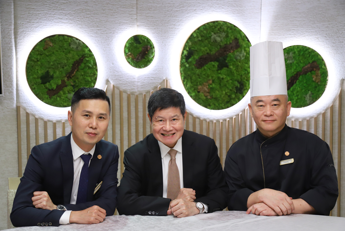 翁生(中)坦言人材難求,因此十分感激林偉良師傅(左)和Kelvin(右)的多年付岀。(攝:羅錦鴻)