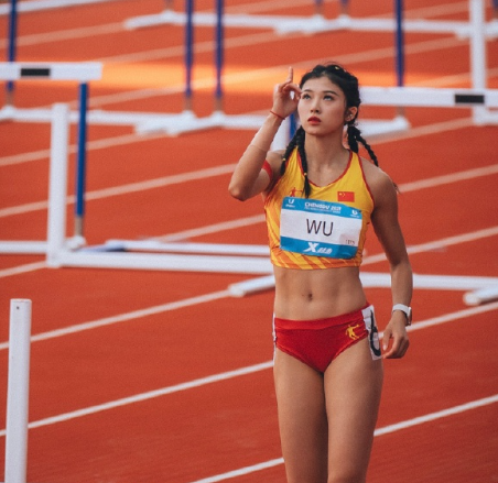 憑甜美外表,吳艷妮近年一直受內地體壇注目