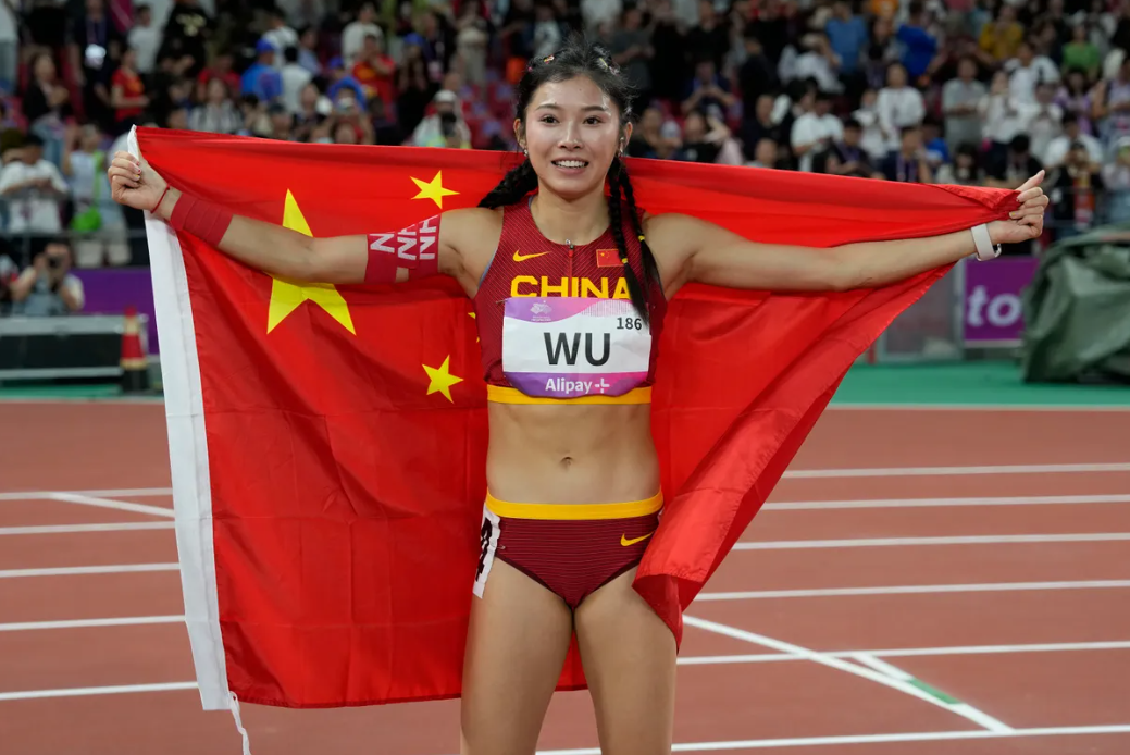 憑甜美外表,吳艷妮近年一直受內地體壇注目,她在杭州亞運女子100米跨欄決賽偷步