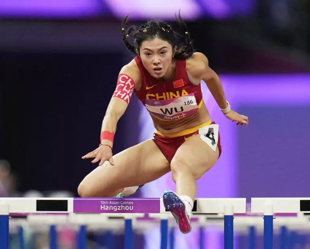 憑甜美外表,吳艷妮近年一直受內地體壇注目,她在杭州亞運女子100米跨欄決賽偷步