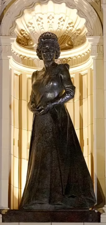 已故英女王雕像。(互聯網)