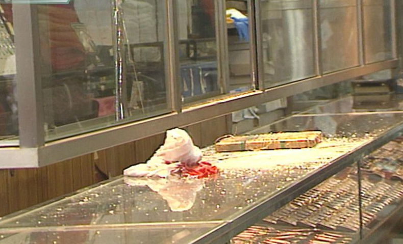 警方以謀殺罪拘59歲持雙程證入境男子 涉1991年深水埗持械劫殺案(無線新聞截圖)