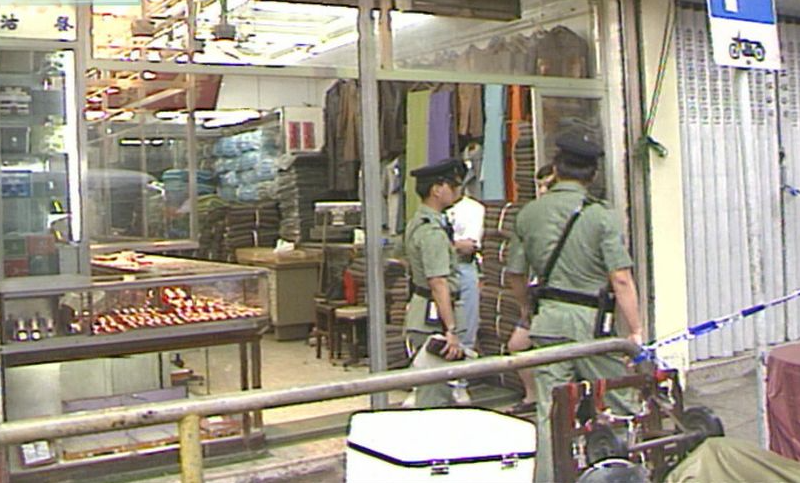 警方以謀殺罪拘59歲持雙程證入境男子 涉1991年深水埗持械劫殺案(無線新聞截圖)