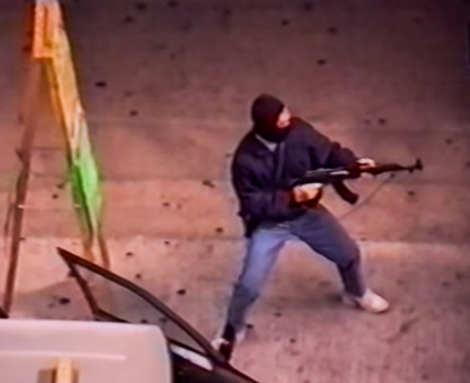 葉繼歡在多宗劫案持步槍與警員激烈槍戰,成為經典場面,圖為93年旺角謝瑞麟金行劫案。(電視截圖)