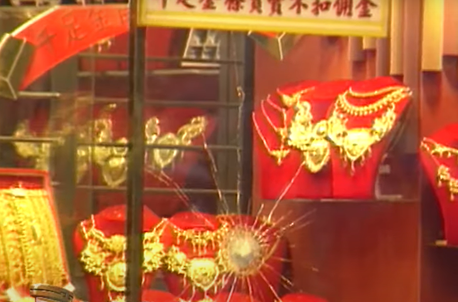 葉繼歡在逃獄匿藏兩年後重出江湖,往觀塘物華街連環搶劫一列5間珠寶金行,且與到場圍捕警員發生激烈槍戰。(電視截圖)