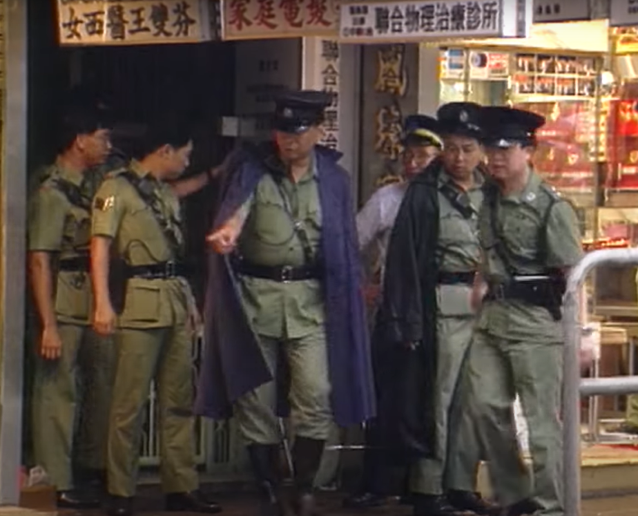 葉繼歡在逃獄匿藏兩年後重出江湖,往觀塘物華街連環搶劫一列5間珠寶金行,且與到場圍捕警員發生激烈槍戰。(電視截圖)