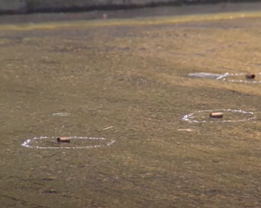 葉繼歡在逃獄匿藏兩年後重出江湖,往觀塘物華街連環搶劫一列5間珠寶金行,且與到場圍捕警員發生激烈槍戰。(電視截圖)