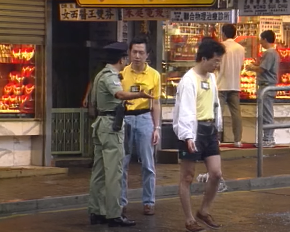 葉繼歡在逃獄匿藏兩年後重出江湖,往觀塘物華街連環搶劫一列5間珠寶金行,且與到場圍捕警員發生激烈槍戰。(電視截圖)