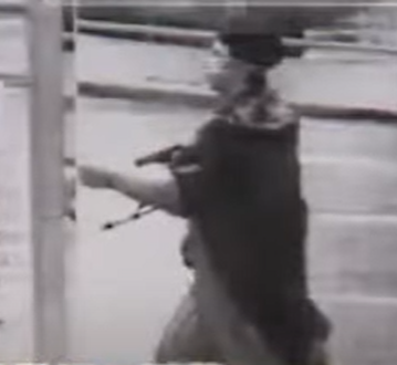 葉繼歡在逃獄匿藏兩年後重出江湖,往觀塘物華街連環搶劫一列5間珠寶金行,且與到場圍捕警員發生激烈槍戰。(電視截圖)