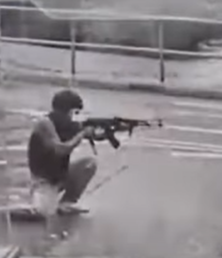 葉繼歡在逃獄匿藏兩年後重出江湖,往觀塘物華街連環搶劫一列5間珠寶金行,且與到場圍捕警員發生激烈槍戰。(電視截圖)