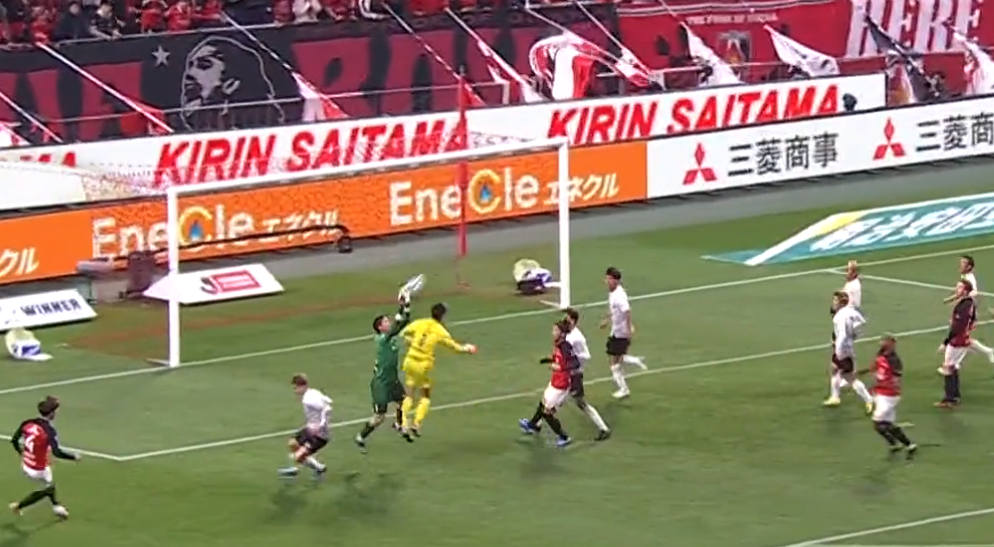 西川周作衝門失敗。(影片截圖)