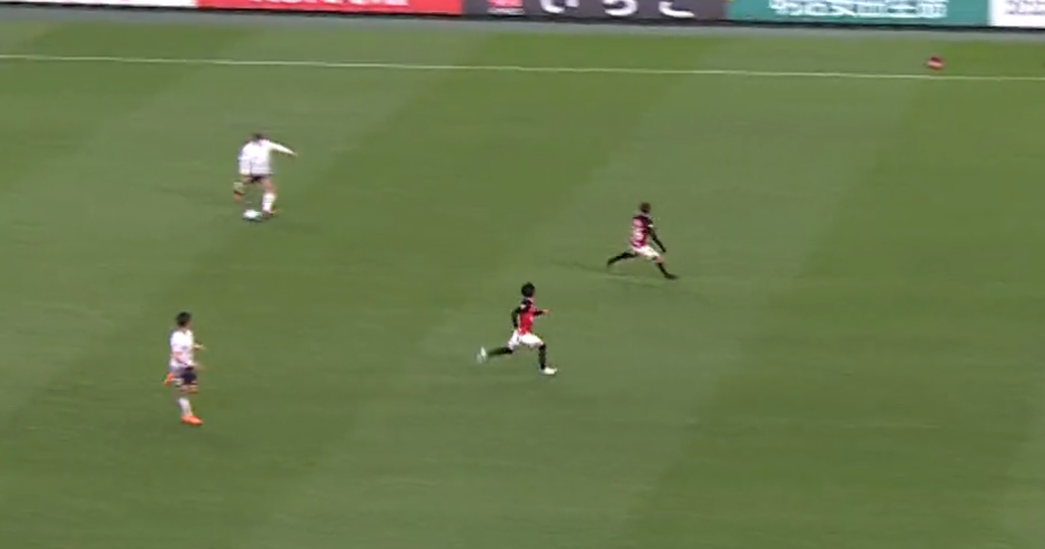 大迫勇也把握機會射空門。(影片截圖)