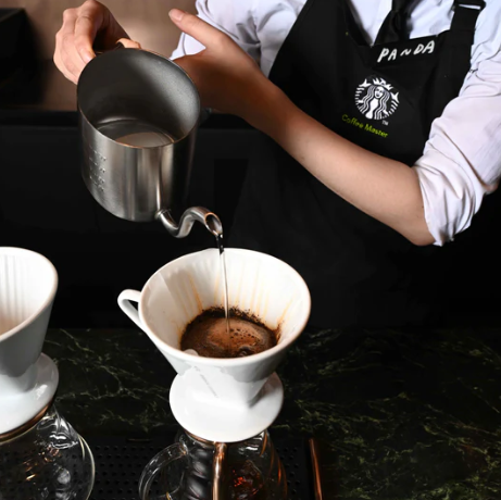 「手沖」是一種充滿簡單美學又方便使用的沖調方法,其咖啡味道恰到好處、層次分明,令咖啡豆的微妙風味發揮得淋漓盡致。 風味:口感純淨,風味細膩。