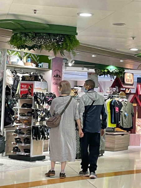 她表示在香港街頭經常可以人拖住手行,年齡由「下至十幾二十歲到上至七八十歲的夫妻都愛手拉手」,更揚言「這點讓在內地長大的我很動容,因為這很少見」。(圖片來源:小紅書)