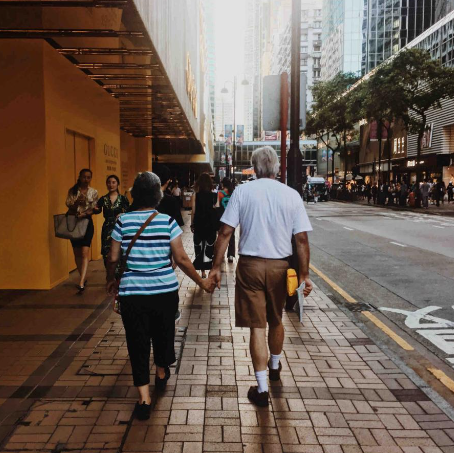 發文者以自身的經歷和家庭作對比,直指在她二十多年的記憶中,「父母手拉手的記憶好像就一兩次」。(圖片來源:小紅書)