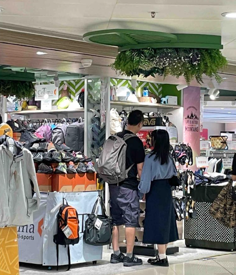 她直指在她二十多年的記憶中,「父母手拉手的記憶好像就一兩次」。(圖片來源:小紅書)