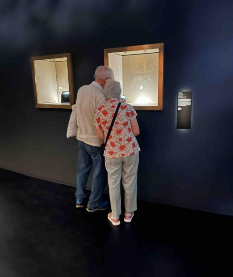 她看到這些牽手的情侶和夫婦,「又被這種親密的夫妻狀態打動」,更不禁詢問「究竟關係的秘密在哪裡呢?」(圖片來源:小紅書)