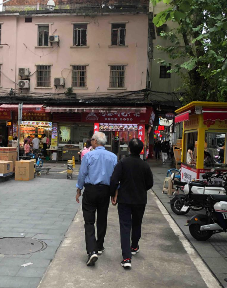 有不少人無奈表示內地的大環境令他們的觀點變成「想辦法找個人過日子」,因而未有太良好的親密關係。(圖片來源:小紅書)