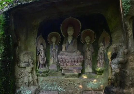 當地另一座被塗抹的摩崖造像。圖為塗抹前