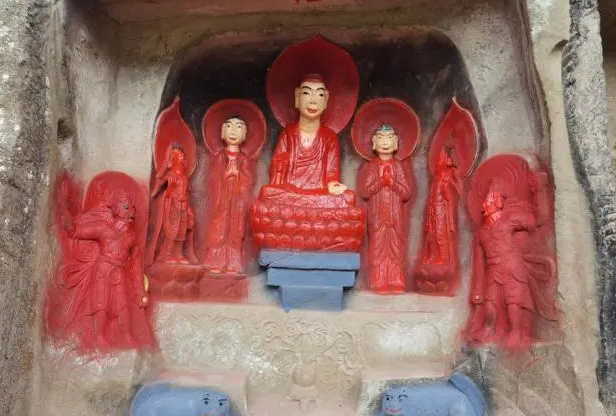 當地另一座被塗抹的摩崖造像。圖為塗抹後