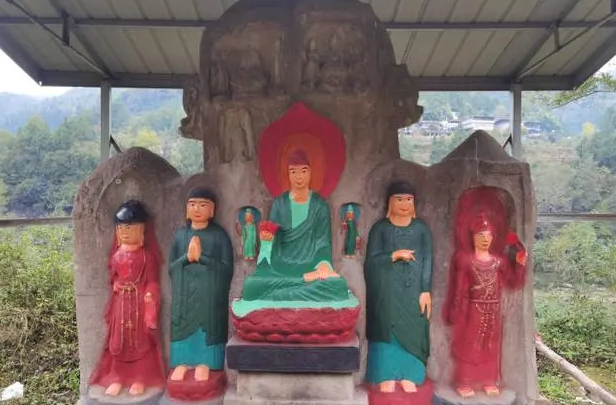 近日,四川南江縣一處北魏晚期營造的摩崖造像被塗抹,圖為塗抹後