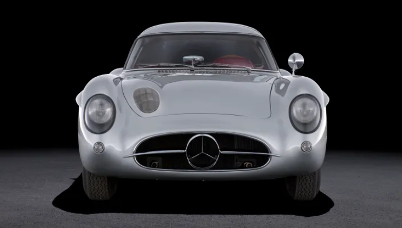 歷來成交價最高汽車1955 Mercedes-Benz 300 SLR Uhlenhaut Coupé。(蘇富比)
