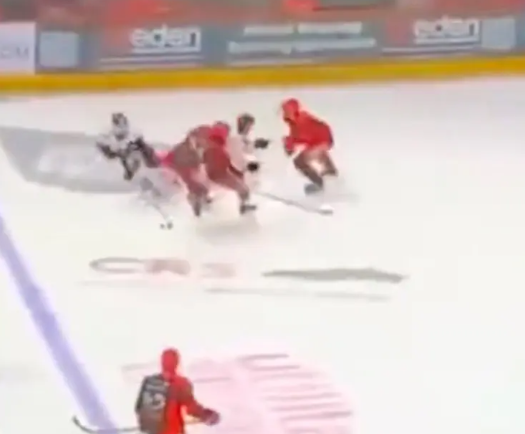 事件發生在10月28日,來自美國的莊臣代表諾定咸黑豹對錫菲鋼鐵人,期間被對方球員柏格夫的冰鞋割破頸部,流血不止,送院後不治,終年29歲。