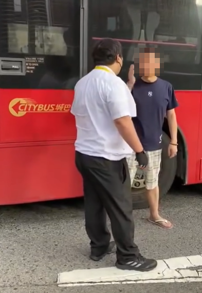 車長與穿拖鞋男子在馬路中心爭執,期間車長突以右勾拳襲擊對方面部