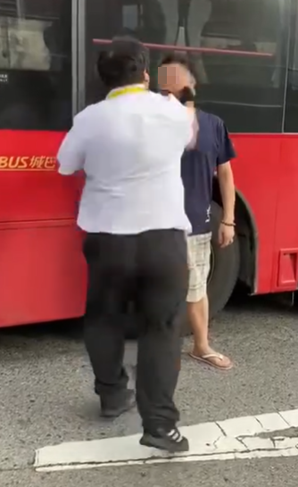 車長與穿拖鞋男子在馬路中心爭執,期間車長突以右勾拳襲擊對方面部