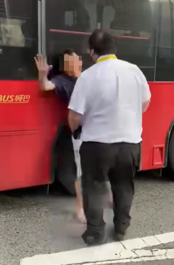 車長與穿拖鞋男子在馬路中心爭執,期間車長突以右勾拳襲擊對方面部