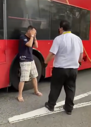 車長與穿拖鞋男子在馬路中心爭執,期間車長突以右勾拳襲擊對方面部