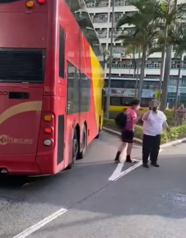 期間有一名穿波衫的男路人介入着車長冷靜