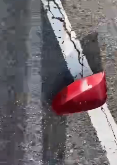 拍片者稱:「呢個人亂打人,打爛埋我架車個倒頭鏡」,影片顯示七人車倒頭鏡損毀