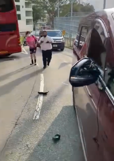 拍片者稱:「呢個人亂打人,打爛埋我架車個倒頭鏡」,影片顯示七人車倒頭鏡損毀