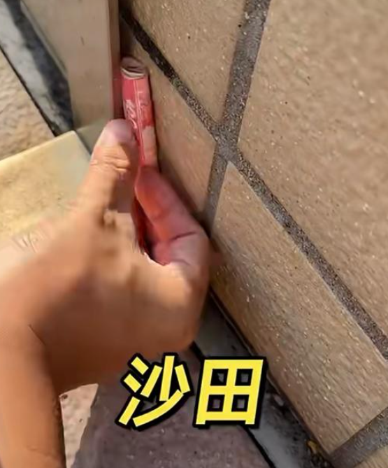 首站先是在香港「其中一個旺區」,「搵咗一張係太多人見到嘅長櫈,收埋一份小小心意,希望會有人搵到」。(圖片來源:小紅書)