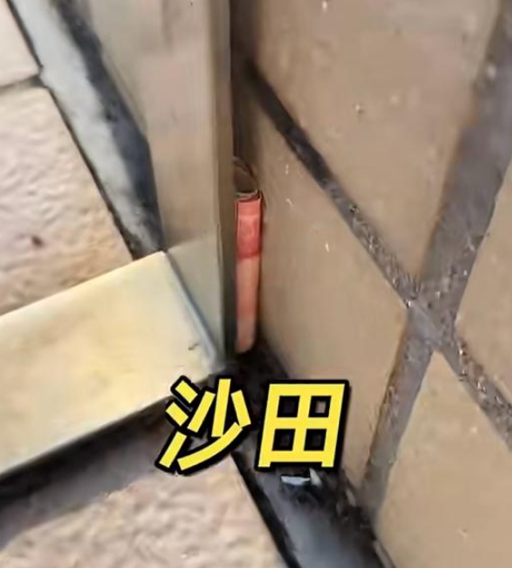 從他這段時間所拍攝的影片可見,他將一張張$100紙幣捲成一小條,然後攝在公園的長椅、商場欄杆、桌子底下等等。(圖片來源:小紅書)