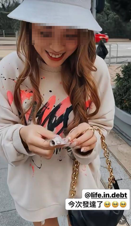 片中可見一名少女隨著他的影片提示,到所在地尋找金錢,最後成功在一張公園的長椅上找到由事主所收藏的$100元紙幣。(圖片來源:小紅書)