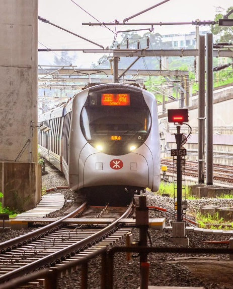 不過今次就並非以往集中於罵戰、特殊或暴露衣著的爭議題材,而是有5名女生在候車期間作出奇怪行為。(圖片來源:Facebook@MTR)