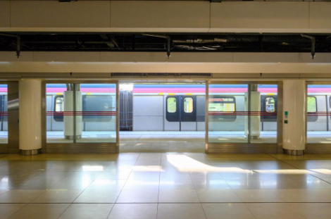 照片中,可見有5名女生正在港鐵月台候車,惟她們可能「等到攰」,因而紛紛踎在地上。(圖片來源:Facebook@MTR)