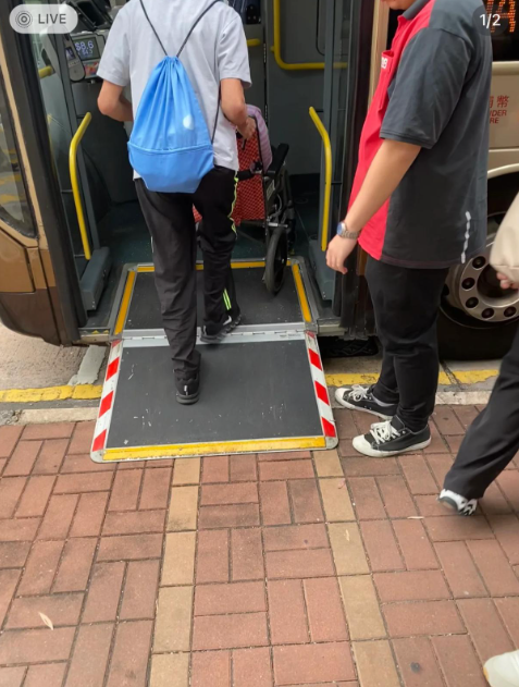 指自己每次去學校上課的時候,「多多少少都會碰到坐輪椅的爺爺奶奶」。(圖片來源:小紅書)